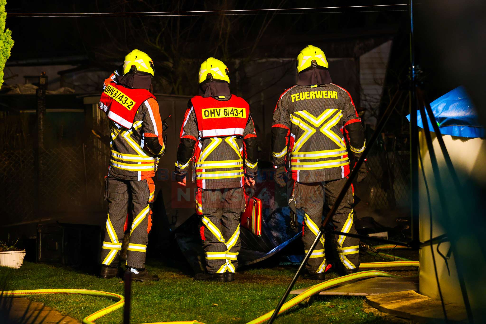 Carportbrand in Kleingartenanlage – Feuerwehr verhindert Ausbreitung auf Nachbargrundstücke