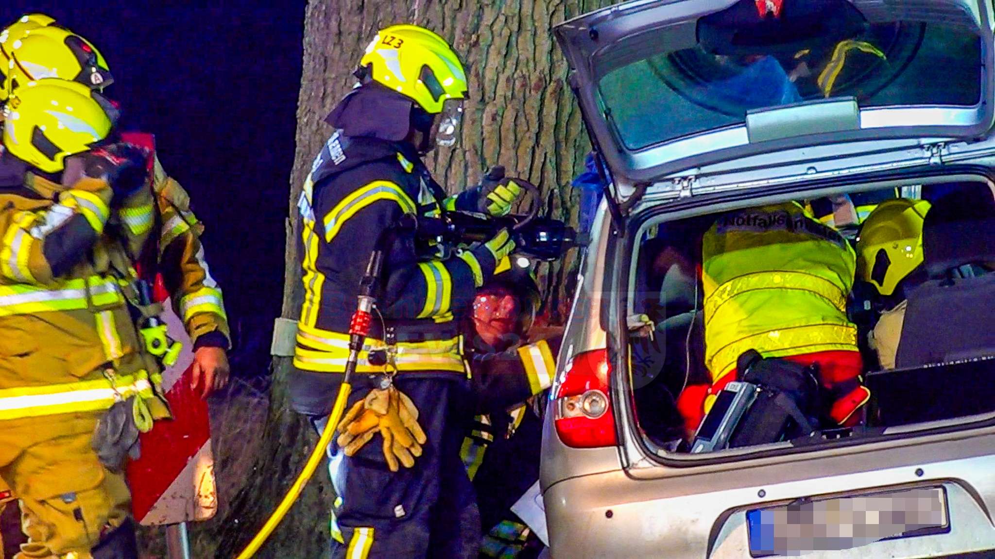 Brandenburger Allee – schön, aber gefährlich: Schwere Kollision auf der L17 21-jährige Fahrerin prallt gegen Baum und wird massiv eingeklemmt