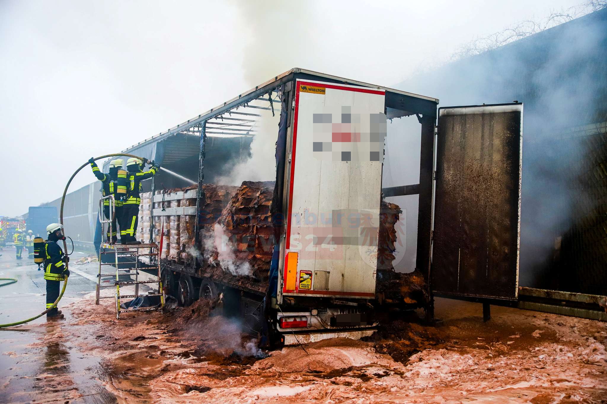 Brennender Kakao-Lkw auf der A10 sorgt für Großeinsatz der Feuerwehr – Autobahn stundenlang gesperrt – Kakaopulver auf ganzer Fahrbahn verteilt