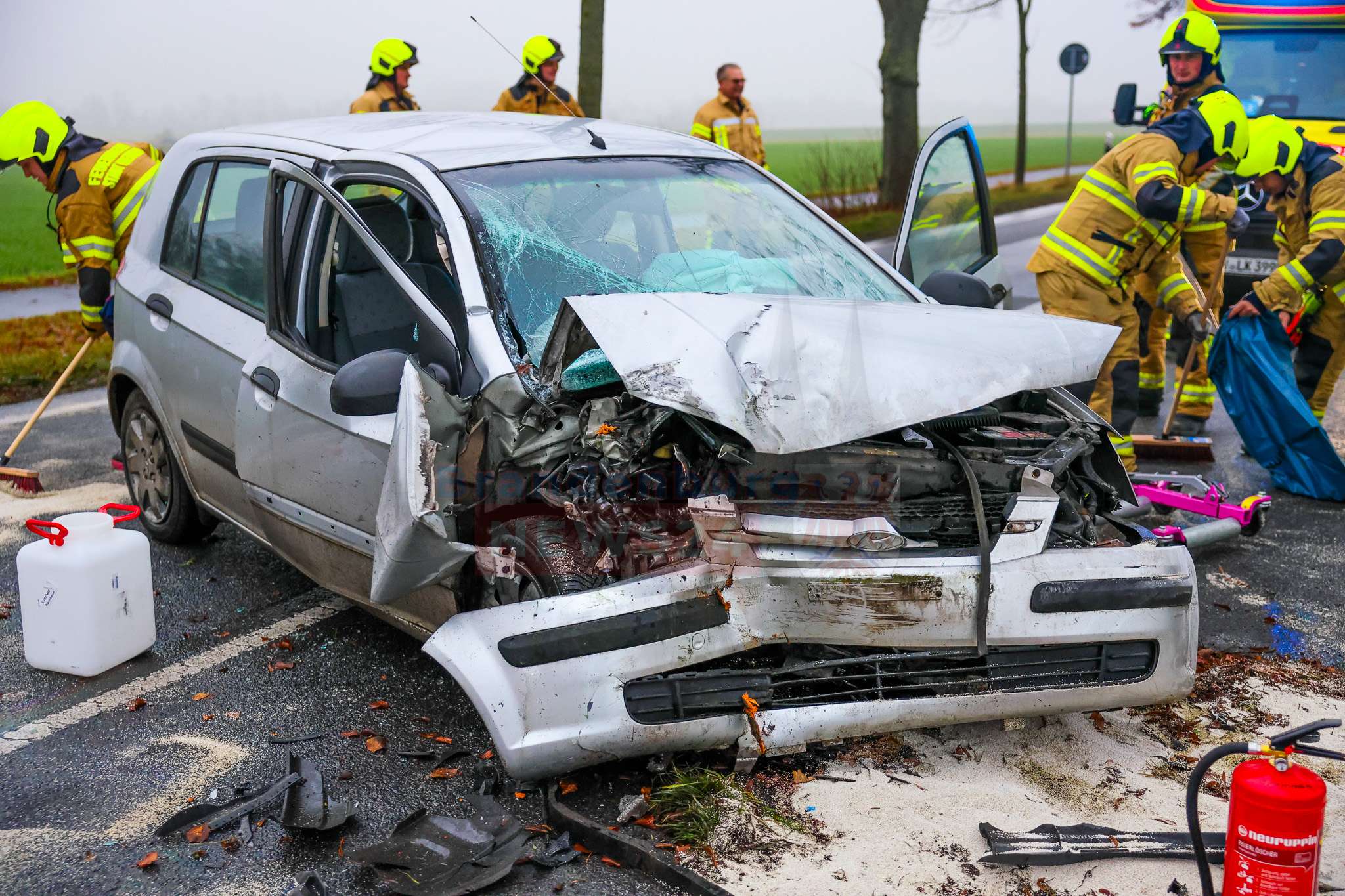 PKW prallt gegen Baum – 19-Jähriger verletzt