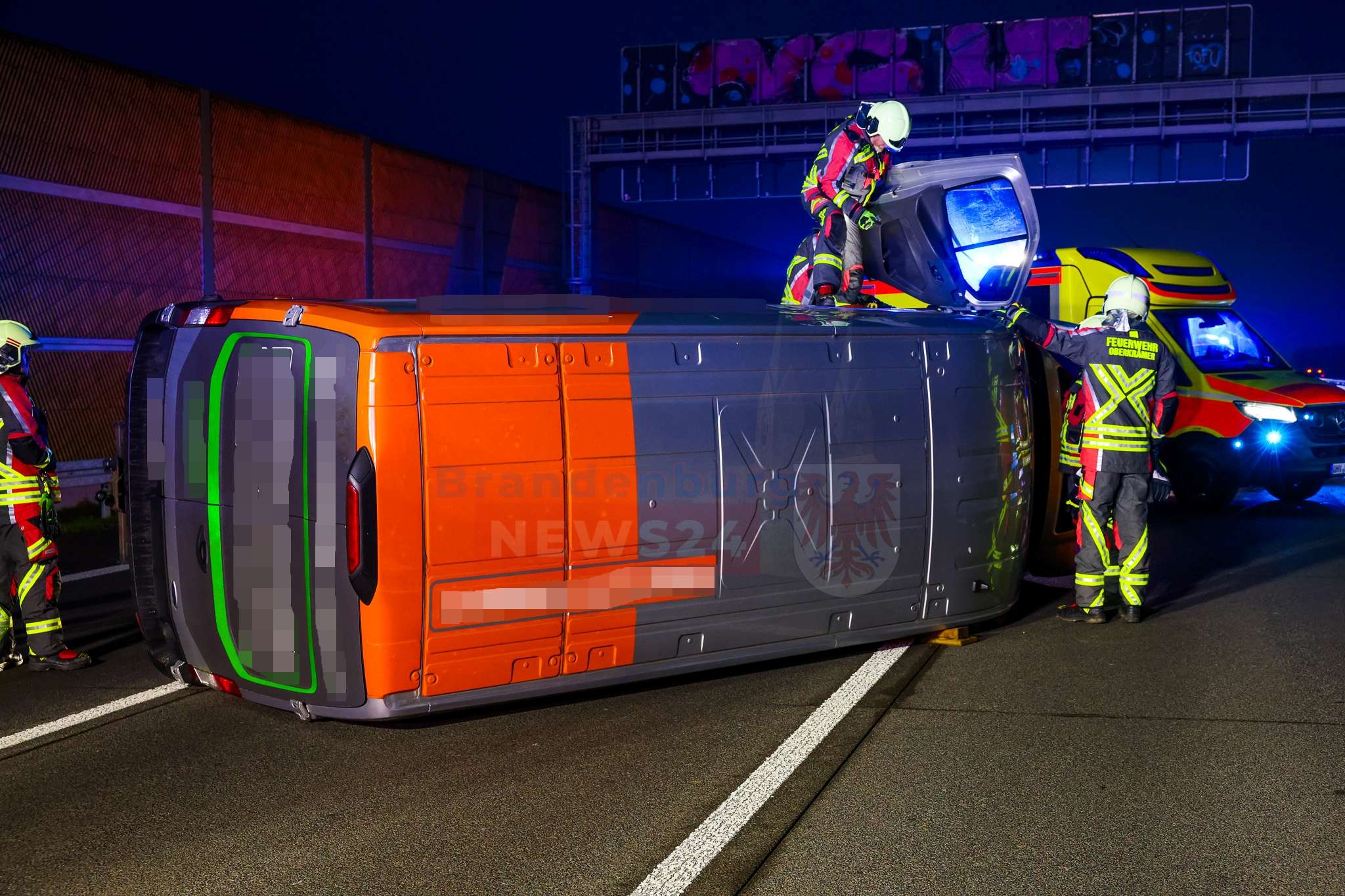 Verkehrschaos am nördlichen Berliner Ring: Transporter kippt auf A10 – Unfallverursacher flüchtig