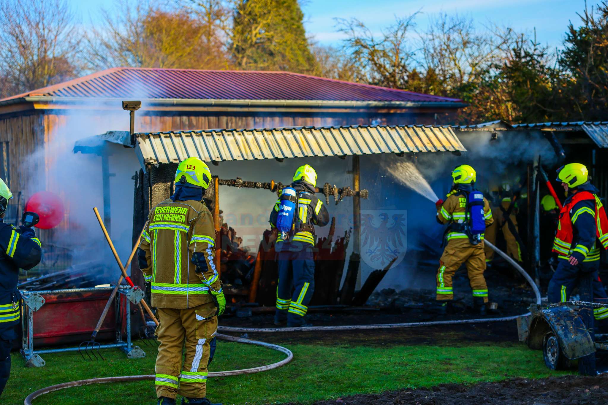 Gartenschuppen in Staffelde brennt vollständig nieder – Feuerwehr verhindert Ausbreitung