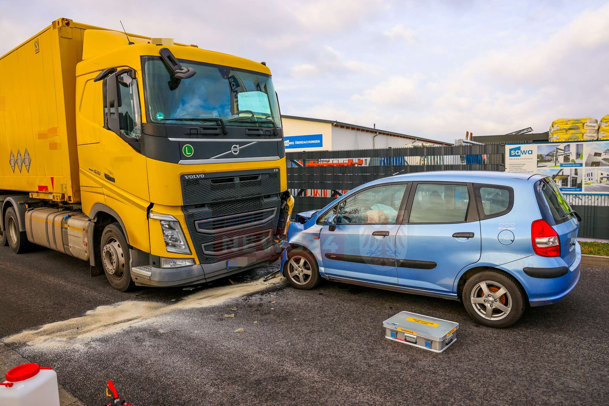 Verkehrsunfall im Gewerbepark Vehlefanz: Pkw und Lkw kollidieren – eine Person leicht verletzt