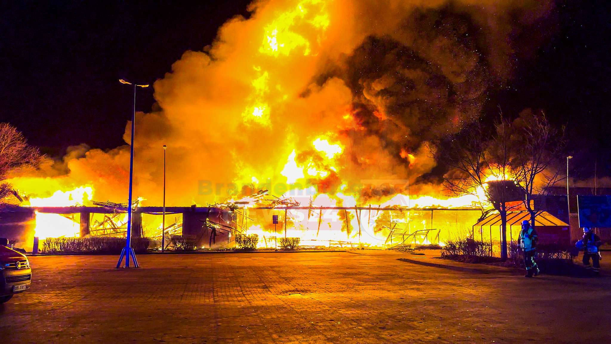 Großbrand im Einkaufszentrum an der Falkenthaler Chaussee – Feuerwehr im Großeinsatz