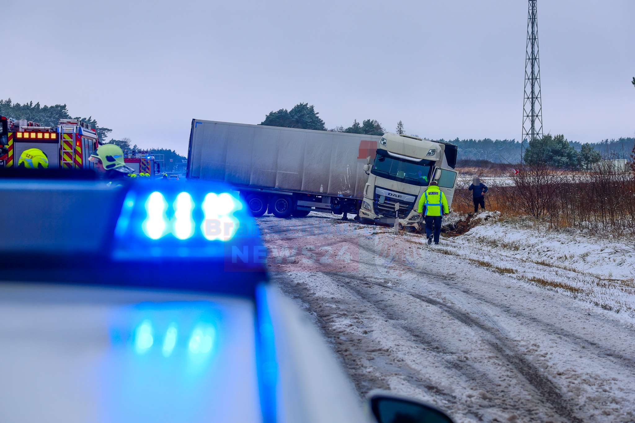 Lkw rutscht an der Bundesautobahn A24 bei Kremmen in den Graben