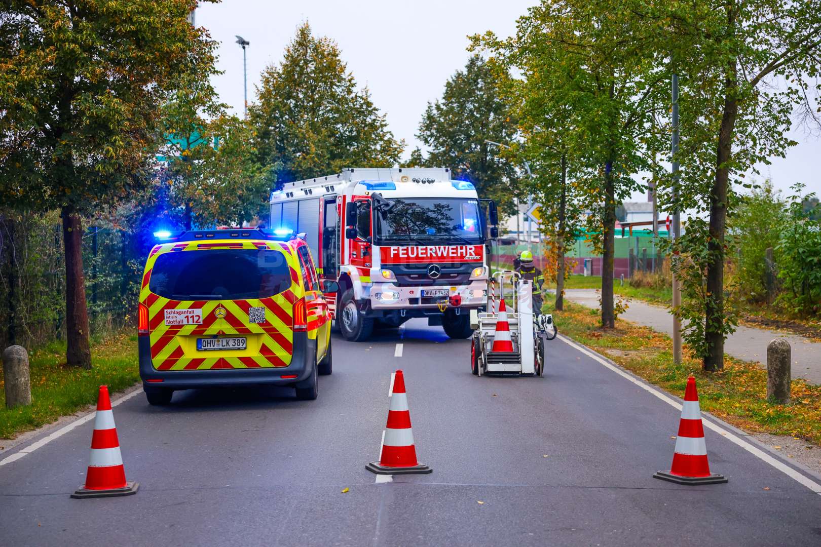 Skoda prallt in Velten gegen Laterne und Betonpoller