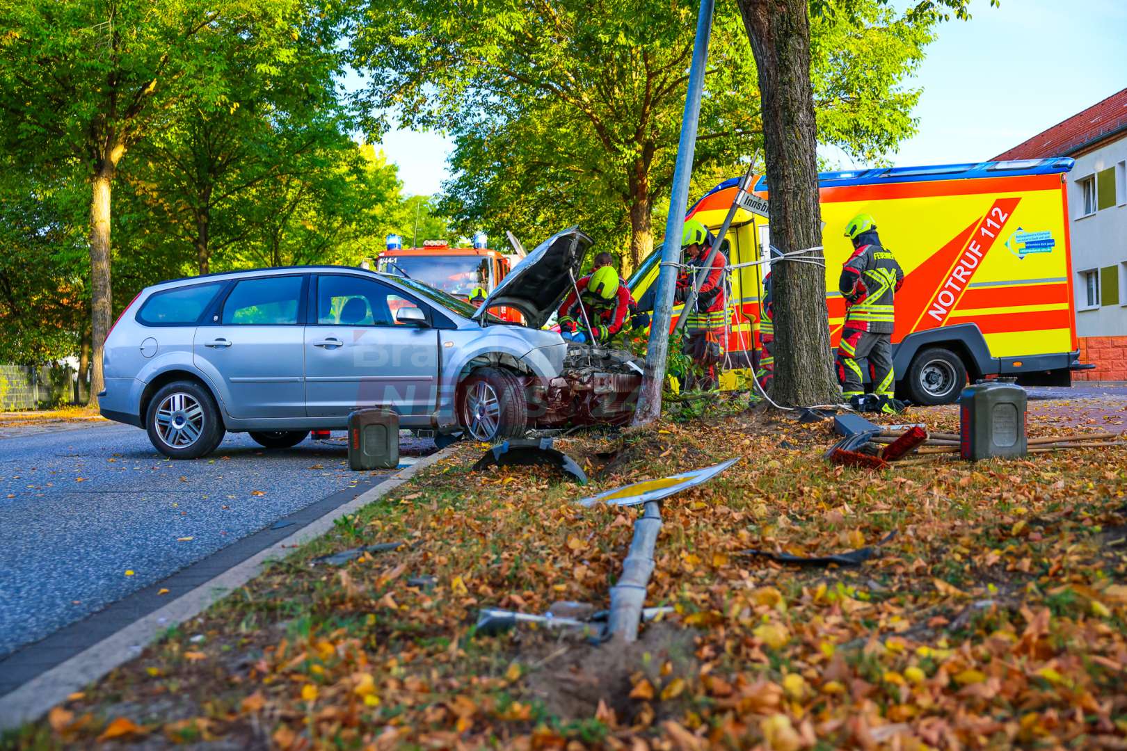 Unfall auf Berliner Straße: Ford prallt gegen Laterne und Straßenschild