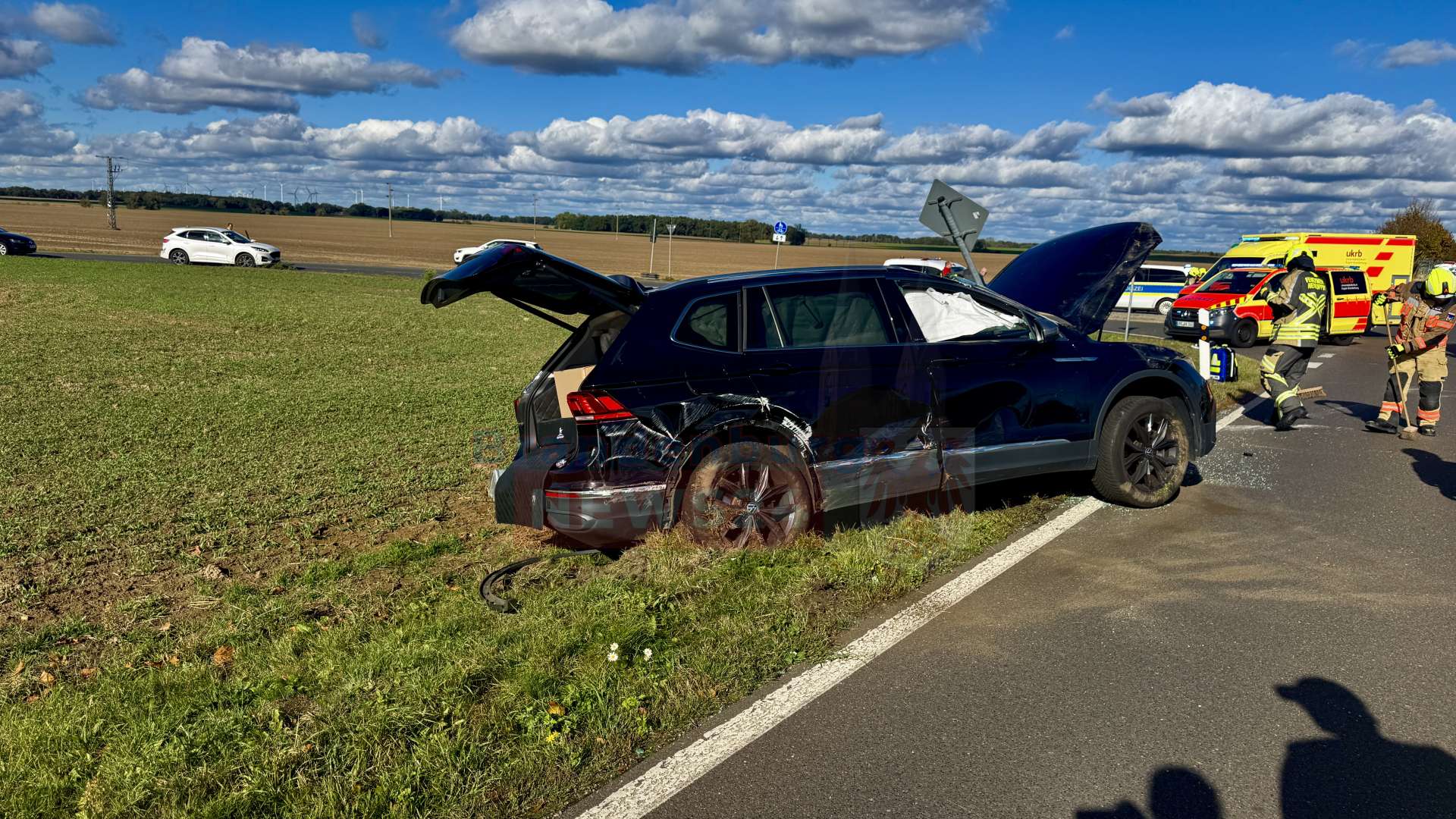 Schwerer Unfall auf der L16: Eine Person im Krankenhaus, Landesstraße voll gesperrt
