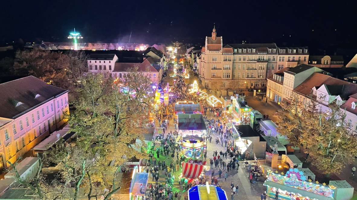 370. Neuruppiner Martinimarkt: Zehn Tage Jahrmarktspaß mit spektakulären Fahrgeschäften und über einer Million Lichtern