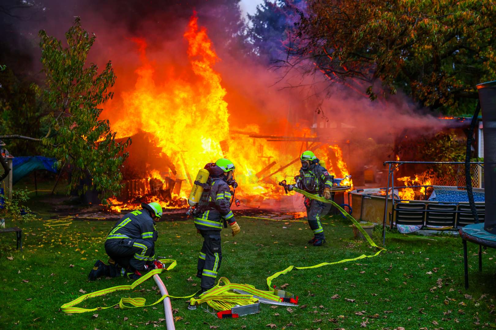 Gartenlaube in Velten in Vollbrand – Gasflasche erschwert Löscharbeiten der Feuerwehr