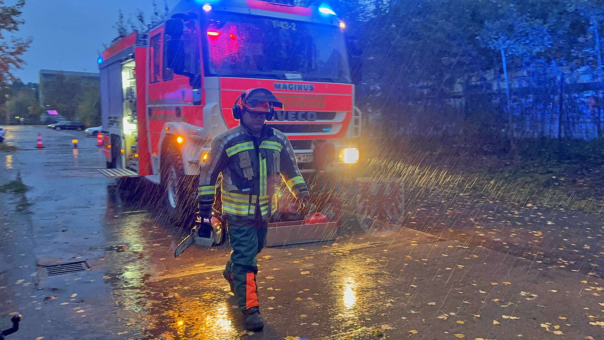 Sturmtief „Manja“: Baum trifft Auto in Neuruppin - Unfall auf der A24 endet zur Untersuchung im Krankenhaus