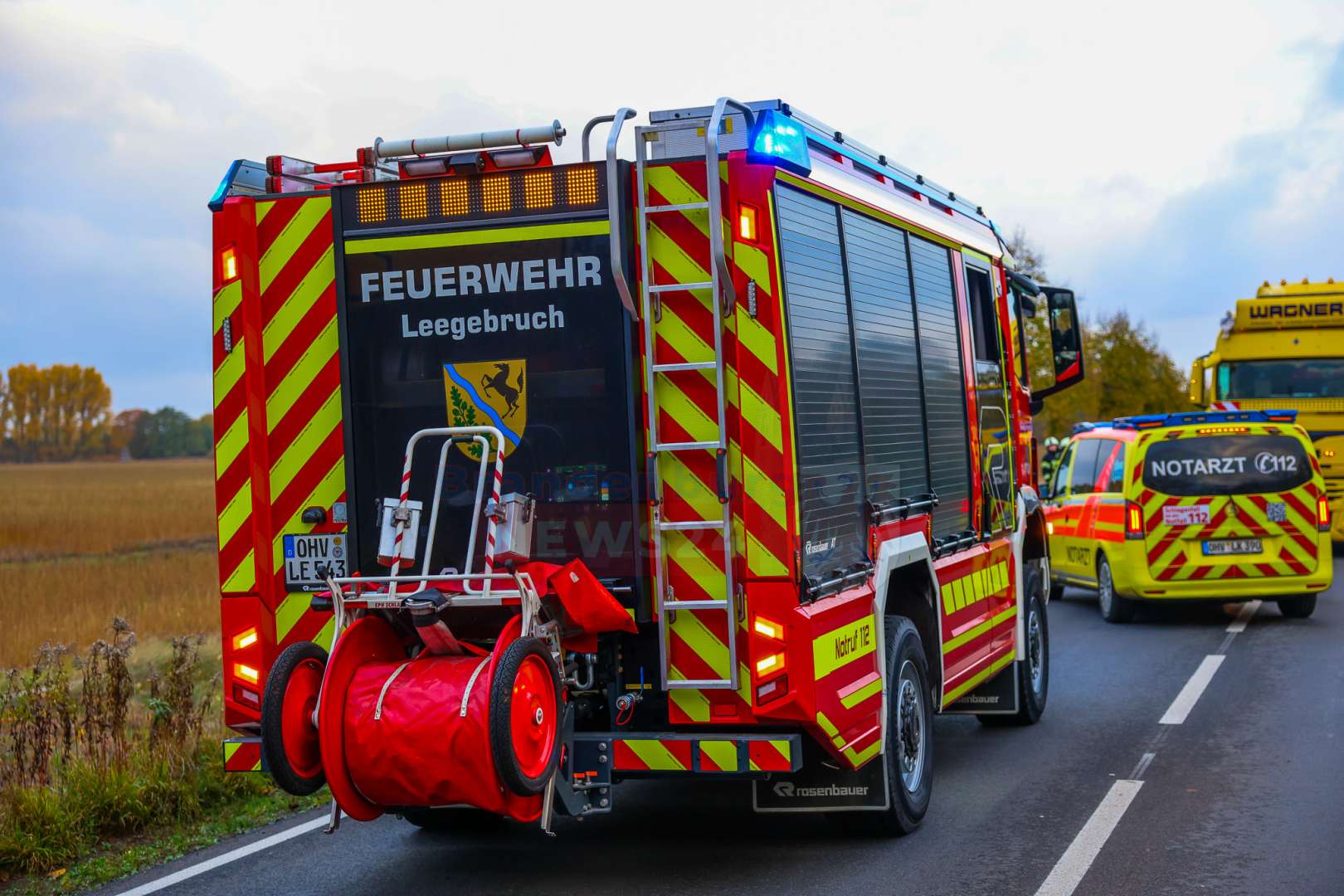 Lkw kommt bei Leegebruch von Fahrbahn ab und droht umzustürzen – Ortsverbindung voll gesperrt