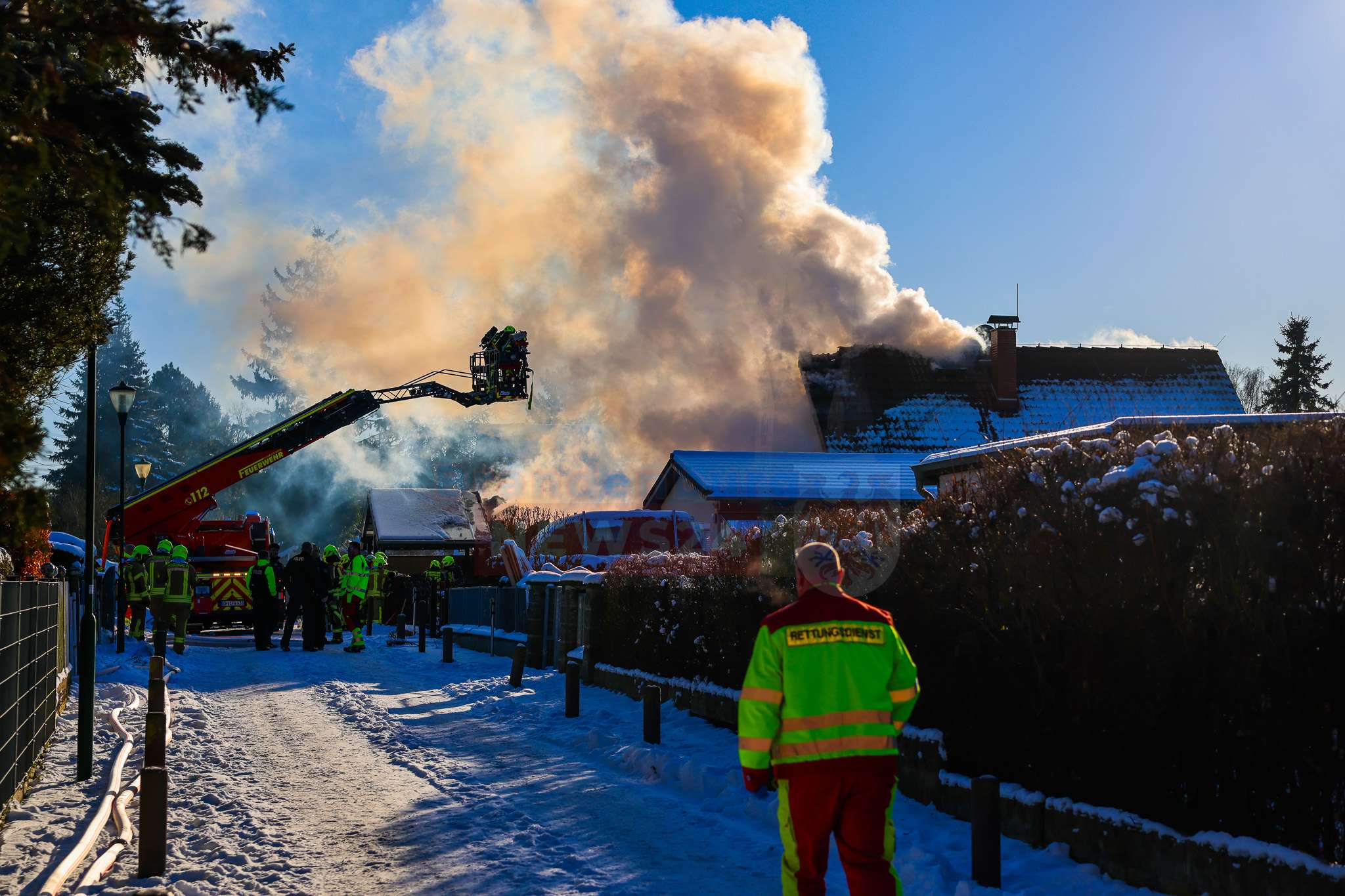 Großeinsatz in Borgsdorf: Feuerwehr löscht Dachstuhlbrand bei Minusgraden