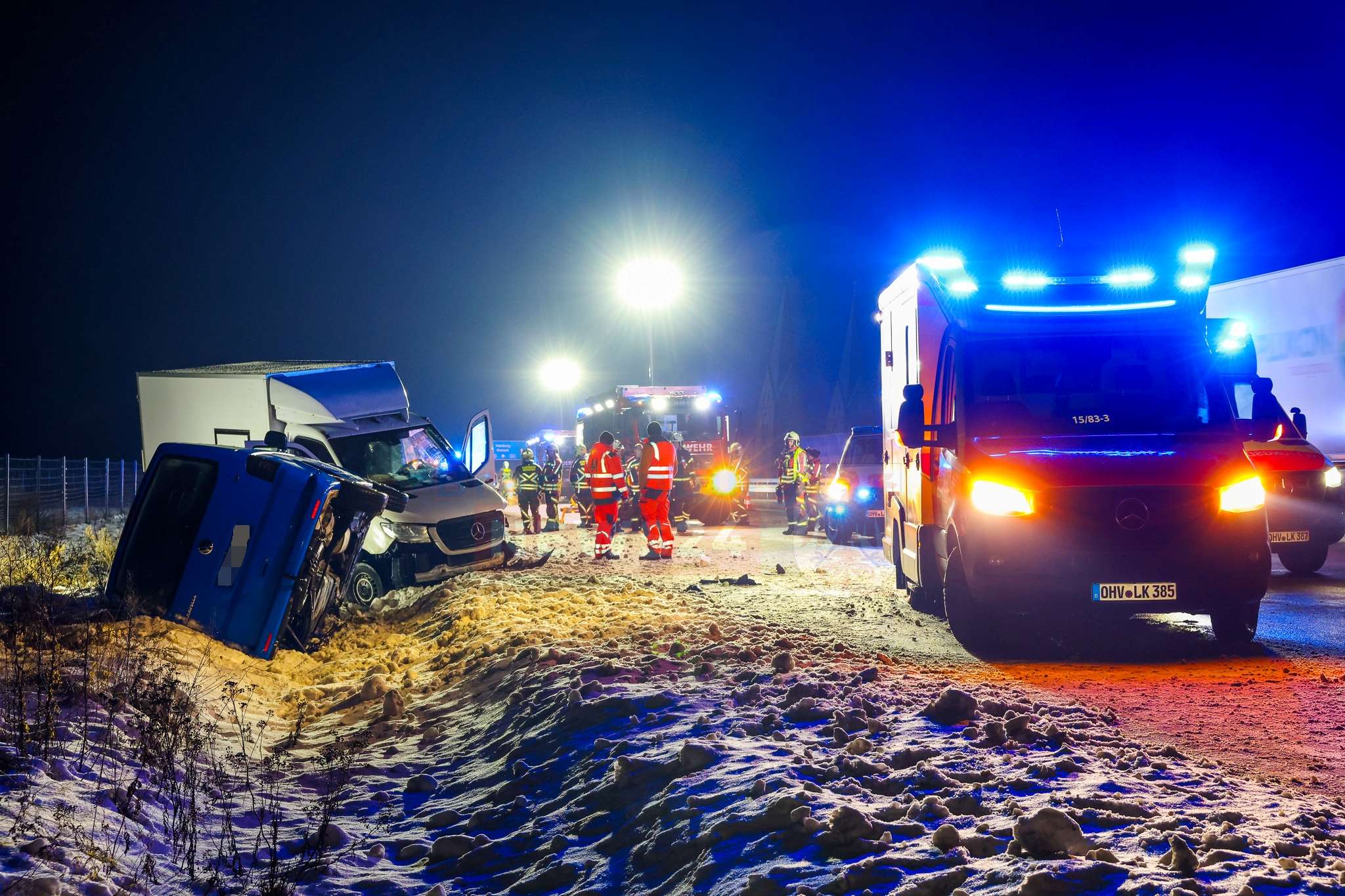 Verkehrsunfall auf der A10 bei winterlichen Straßenverhältnissen