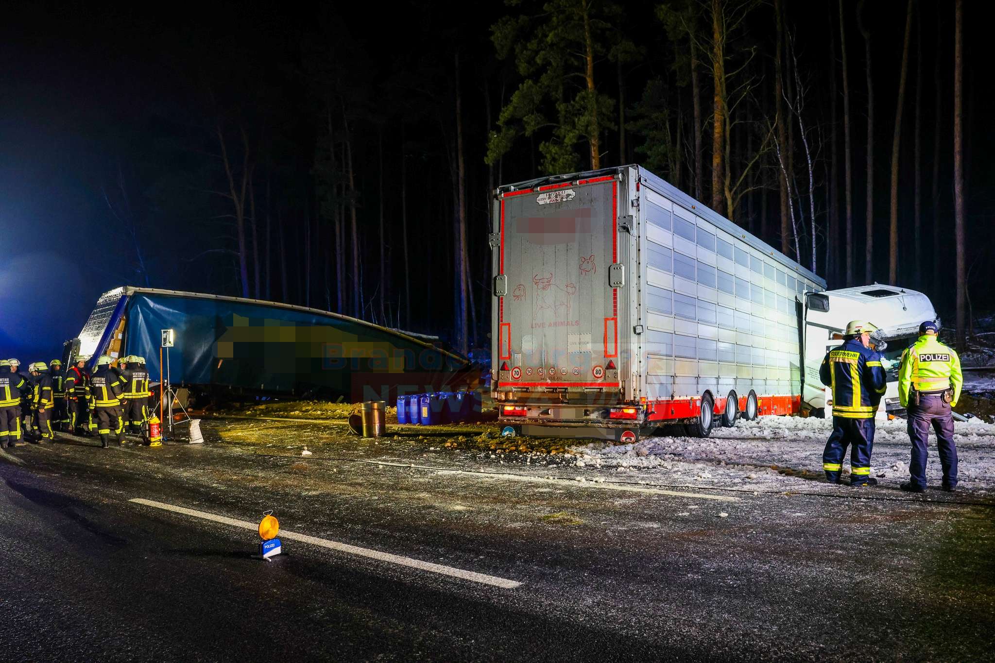 Spiegelglatte Piste auf der A10 Schwerem Lkw-Crash 