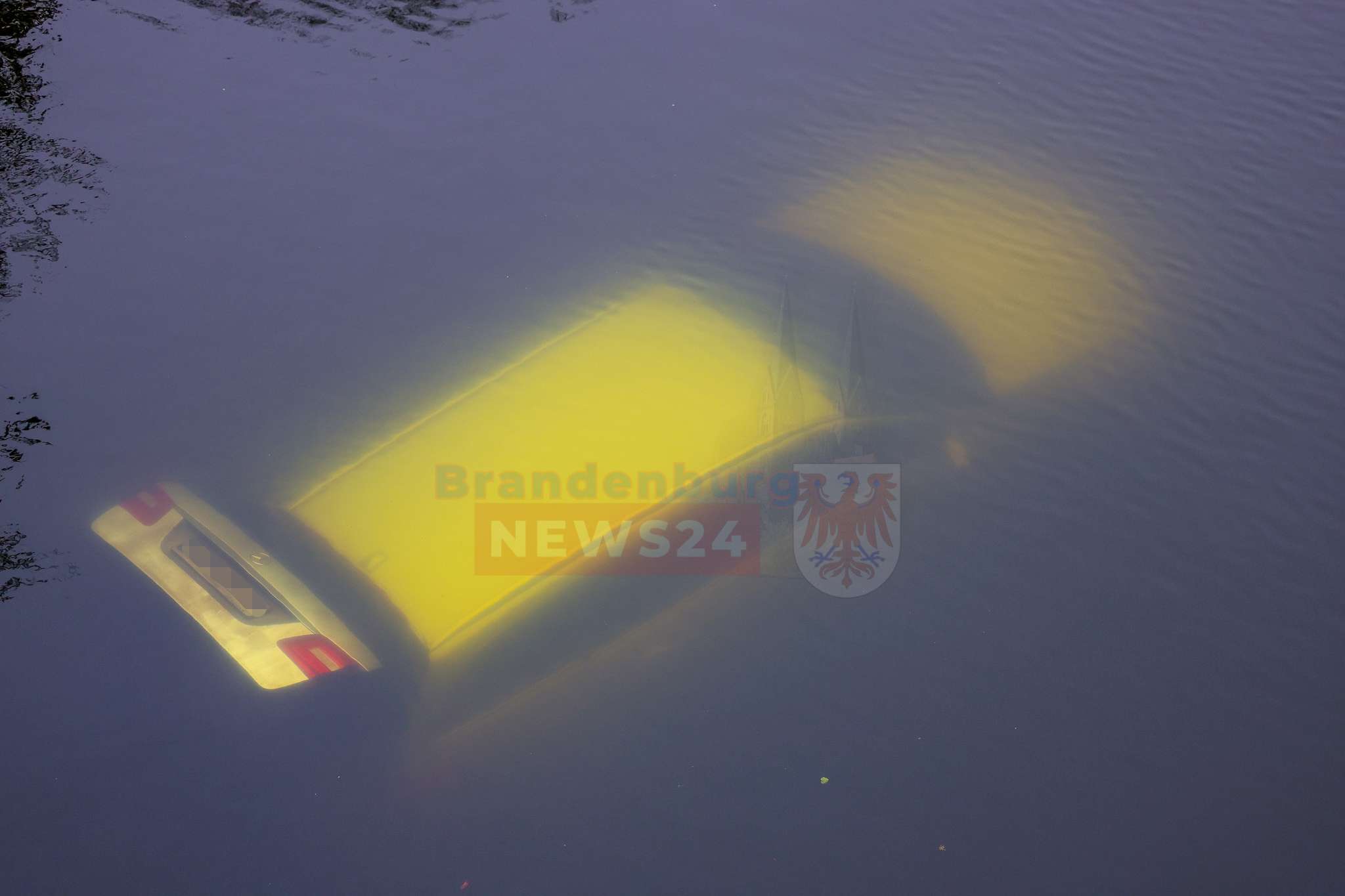 Alkoholisierter Fahrer fährt Auto in den Havelkanal