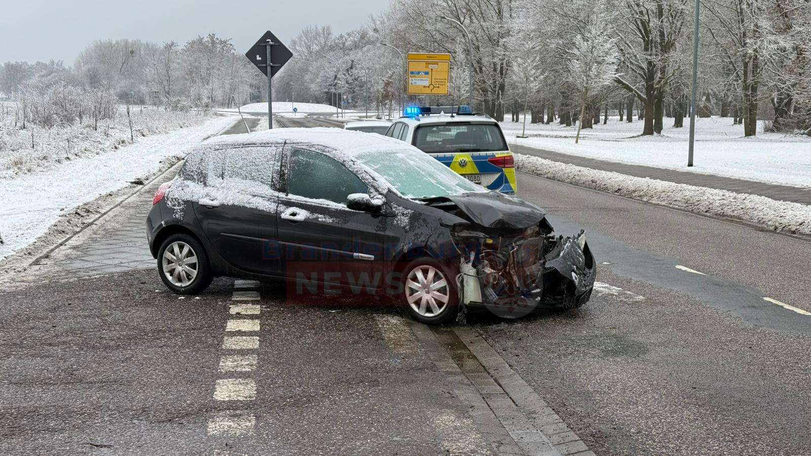 Verkehrsunfall in Neuruppin: Alkohol am Steuer und vereiste Scheiben führen zu Kollision zwischen Pkw und Linienbus