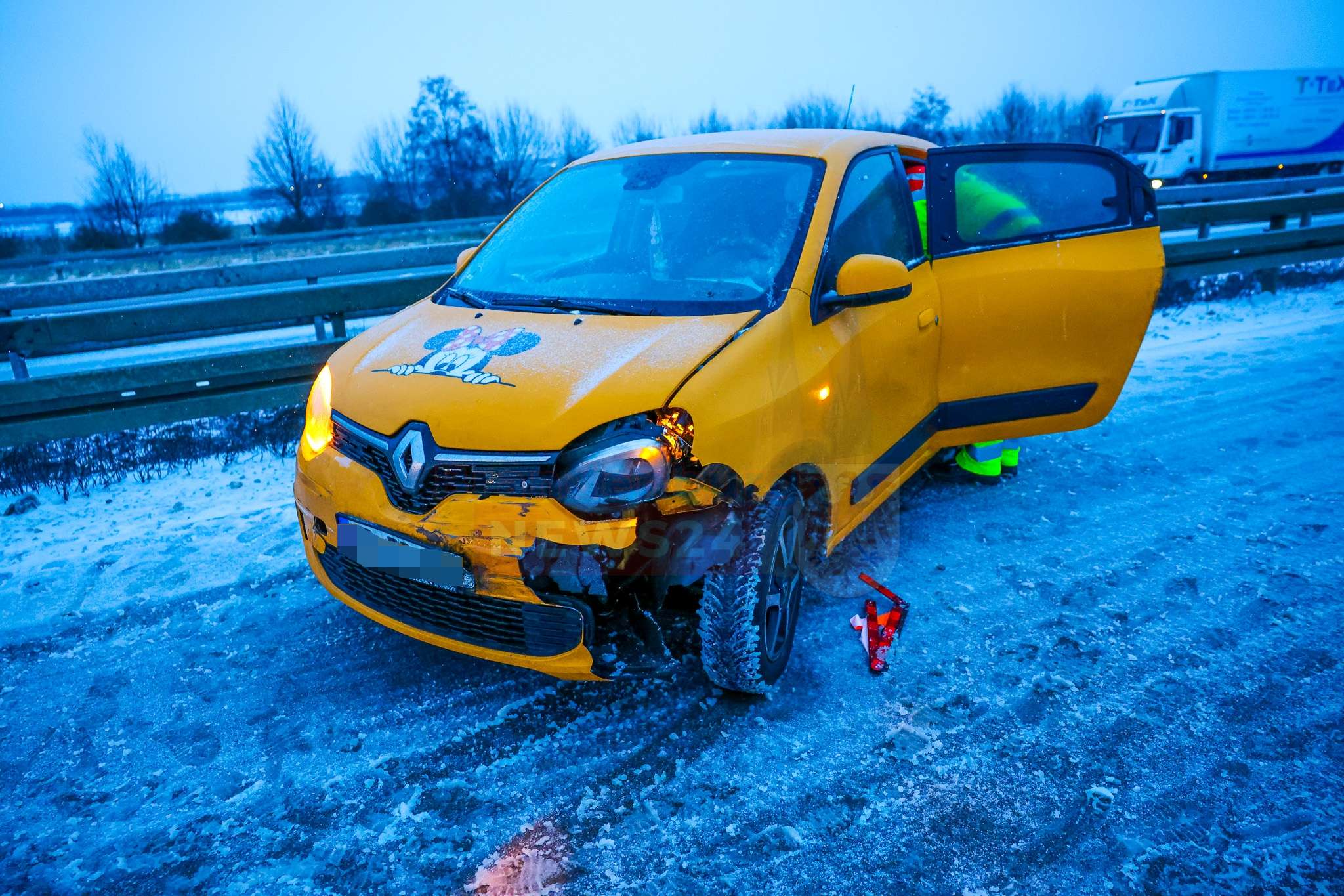 Verkehrsunfall auf der A10 bei winterlichen Bedingungen