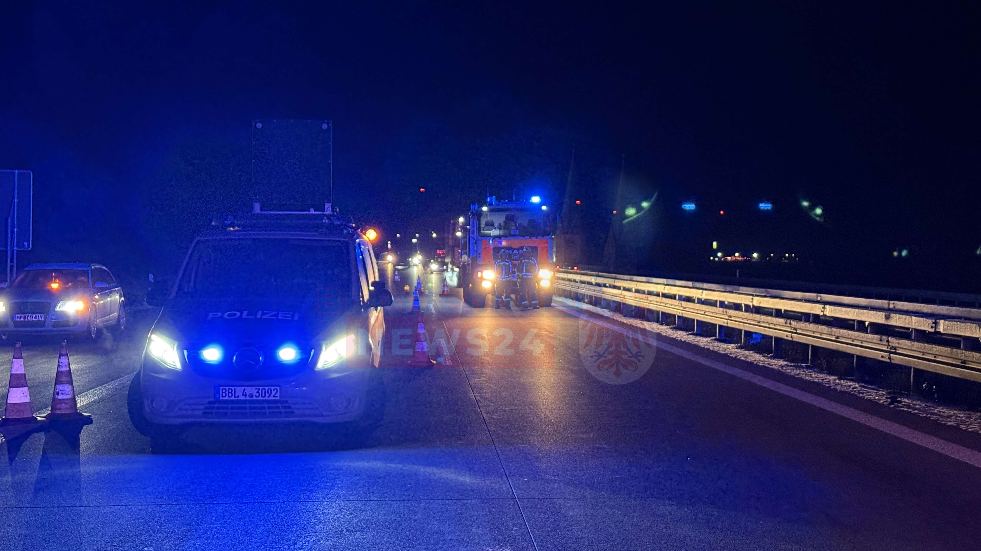 Unfall auf der A24 bei Neuruppin: Drei Verletzte nach Kollision mit Lkw