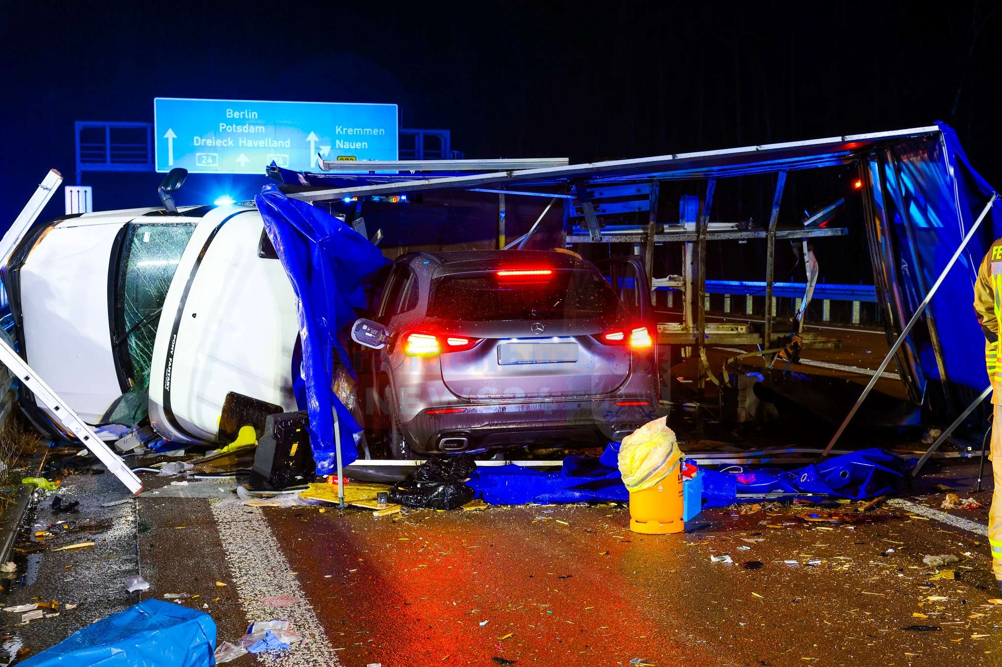 Tödlicher Unfall auf der A24 bei Kremmen – Transporter kippt um, 52-Jähriger stirbt