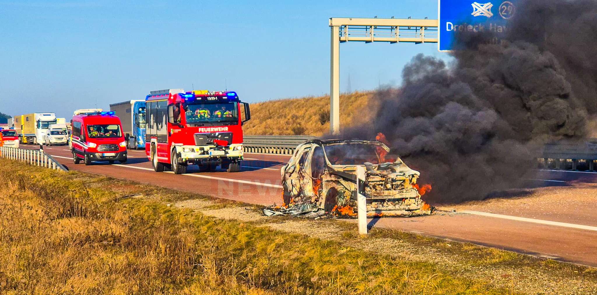 PKW-Brand auf der A10 – Hybridfahrzeug gerät in Vollbrand