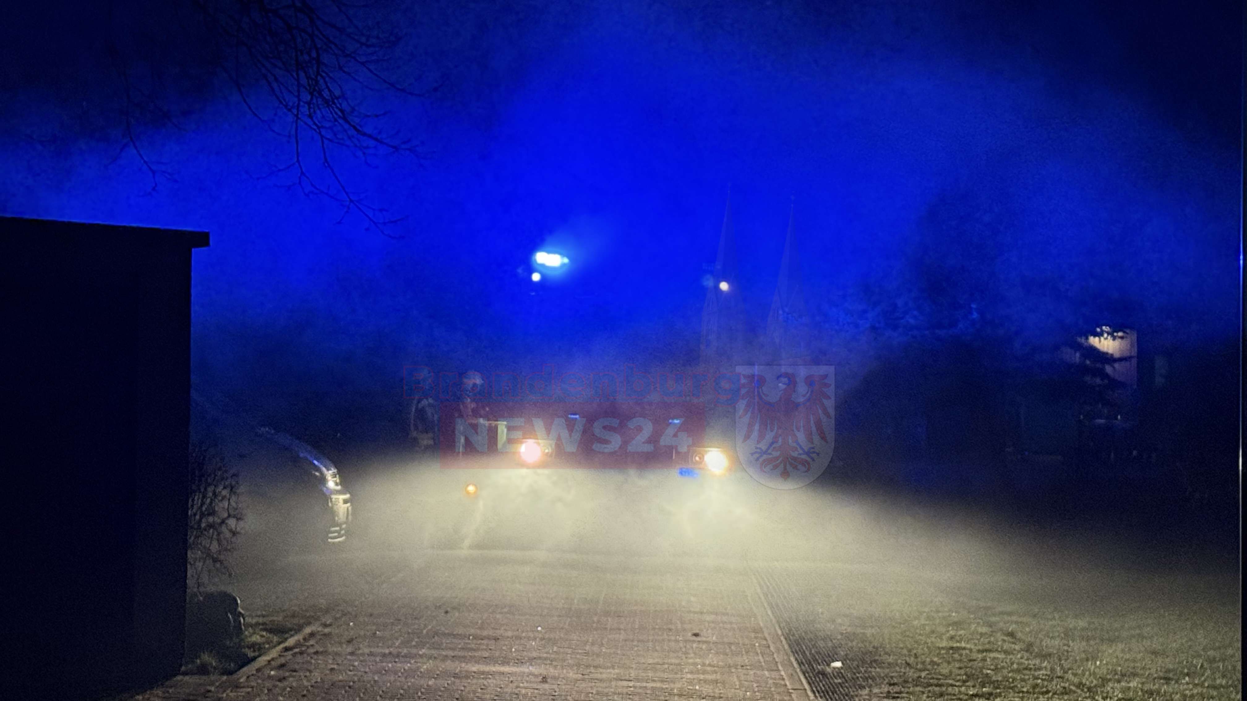 Flaschenwurf auf Einsatzkräfte: Feuerwehreinsatz bei Fahrzeugbrand in Neuruppin eskaliert