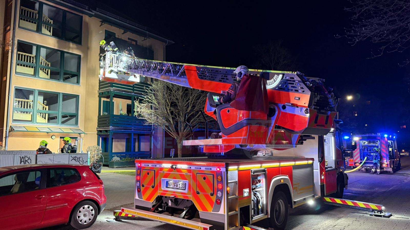 Dramatische Rettung in der Nacht: Feuerwehr befreit Senior aus brennender Wohnung