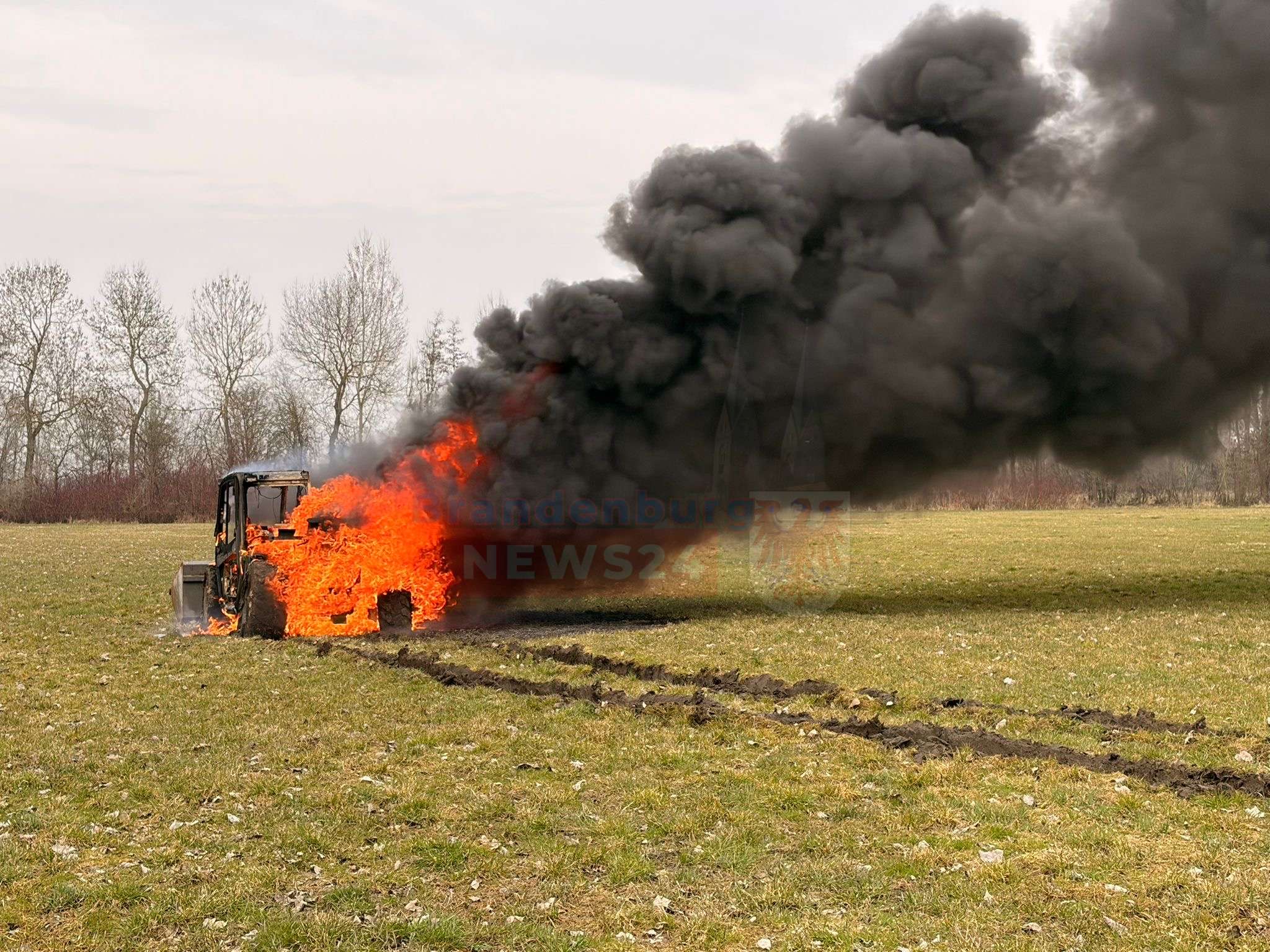 Matschiger Acker stoppt Feuerwehr-Radlader brennt bei Neuruppin komplett aus