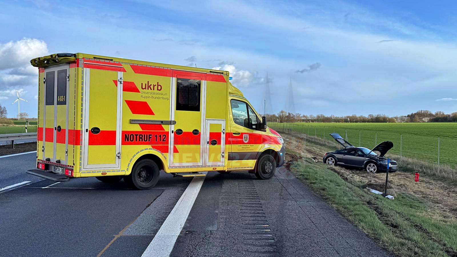 Unfall auf der A24 - Reisebus drängt Audi von der Fahrbahn und flüchtet anschließend
