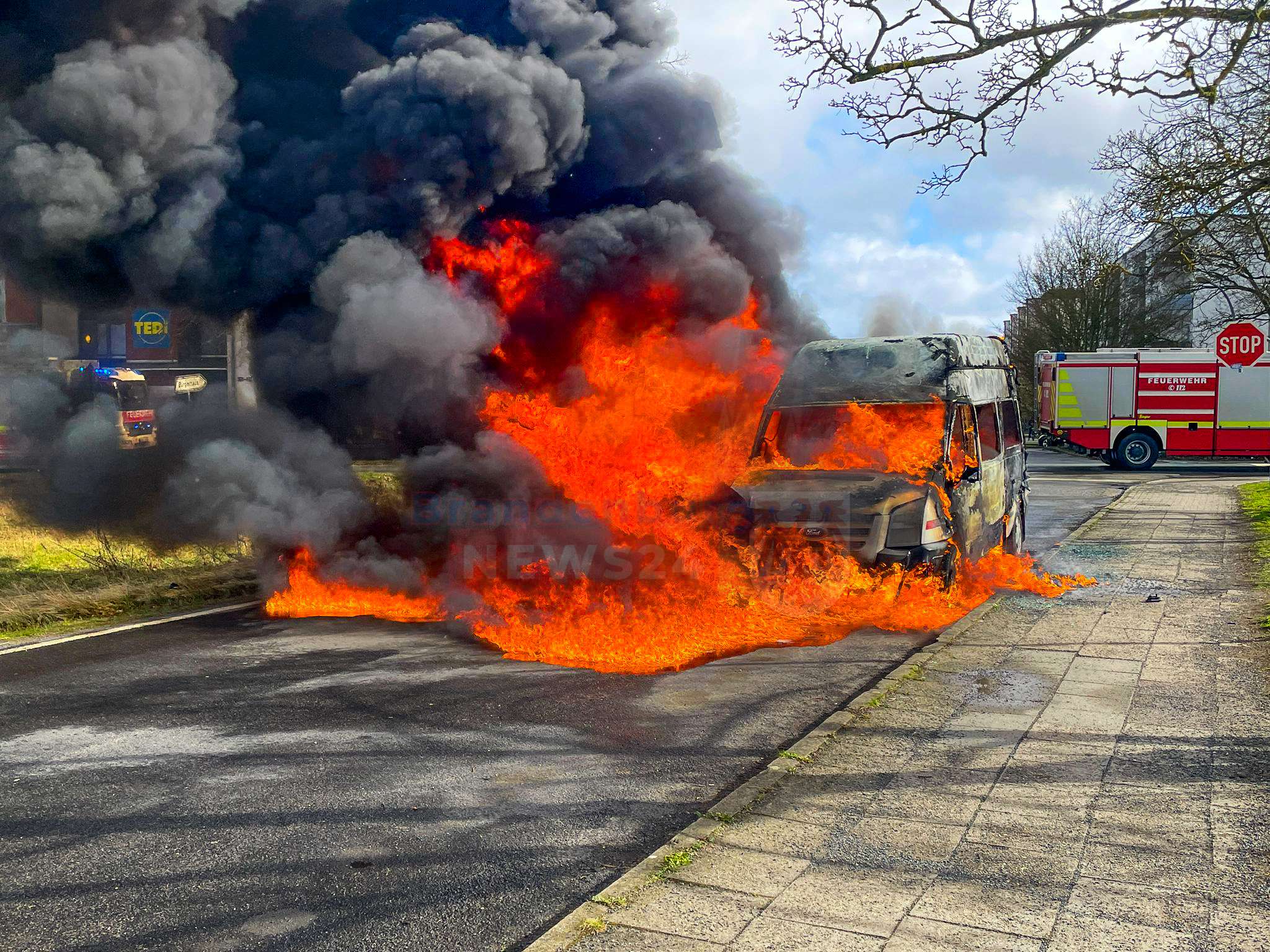 Transporter in Velten ausgebrannt – Feuerwehr im Großeinsatz