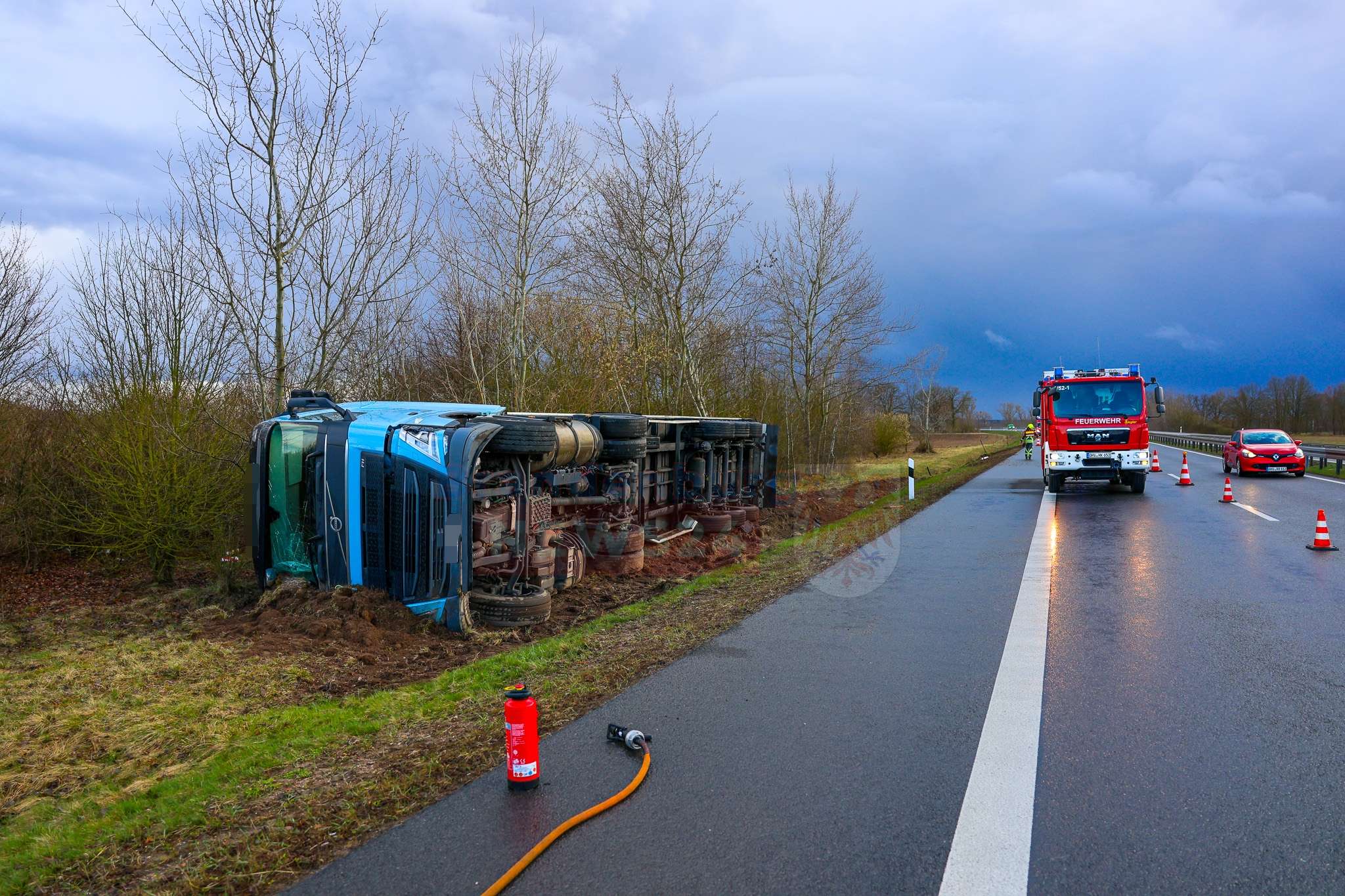Schwerer Lkw-Unfall auf der B96 bei Oranienburg sorgt für Verkehrsbehinderungen