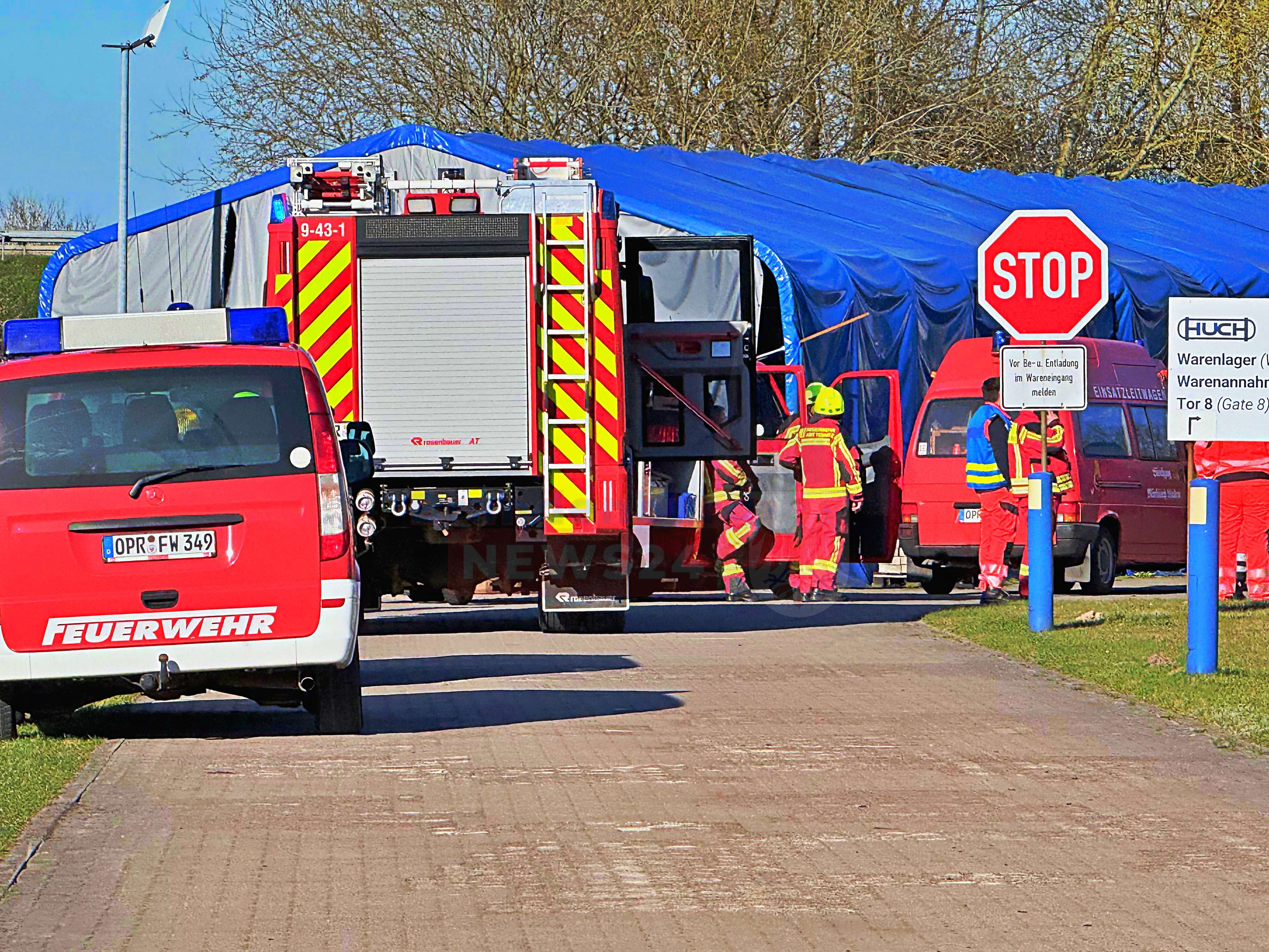 Kilometerweit sichtbare Rauchsäule - Feuerwehreinsatz im Gewerbegebiet Werder