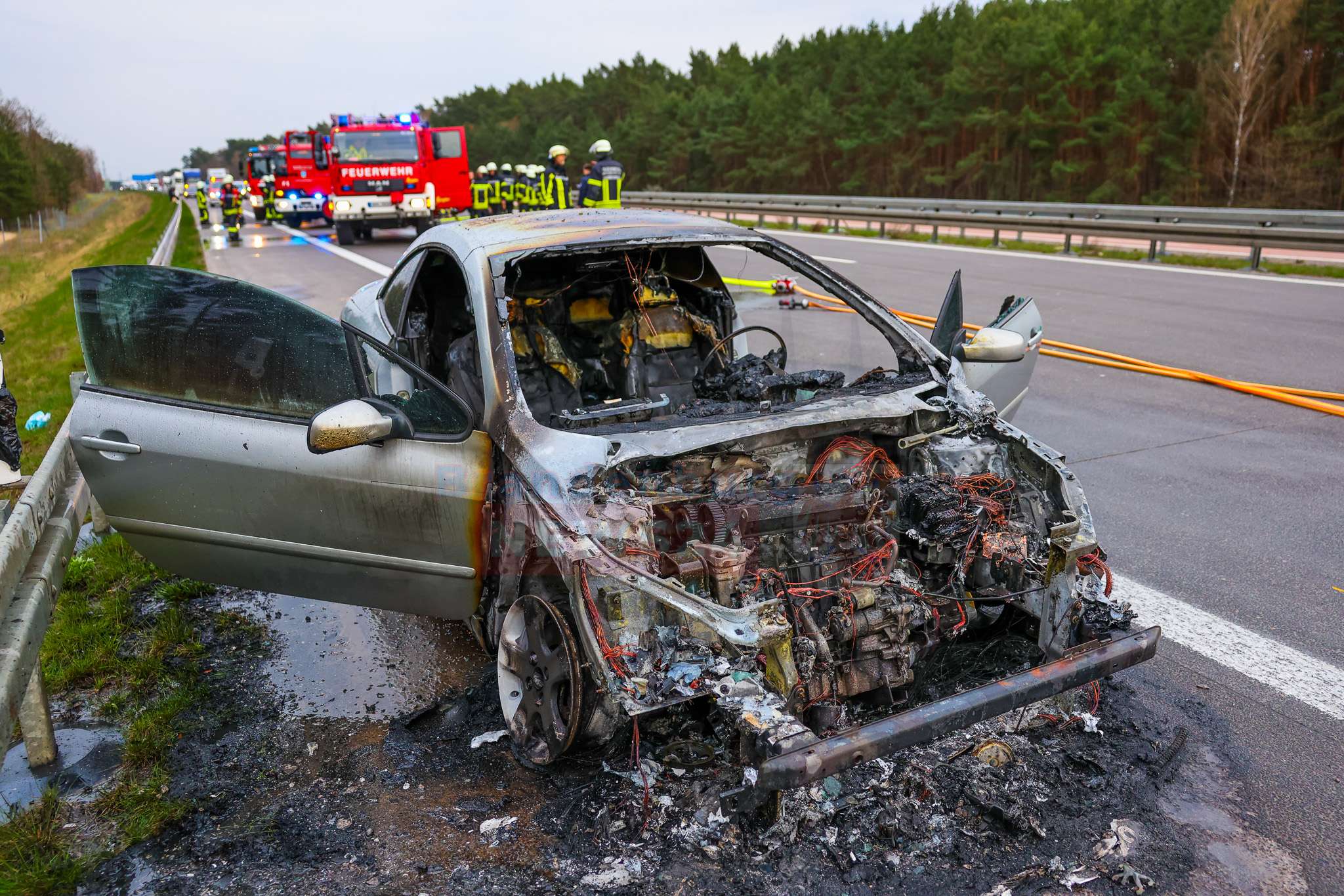 PKW-Brand auf der A10 – Fahrerin rettet sich rechtzeitig