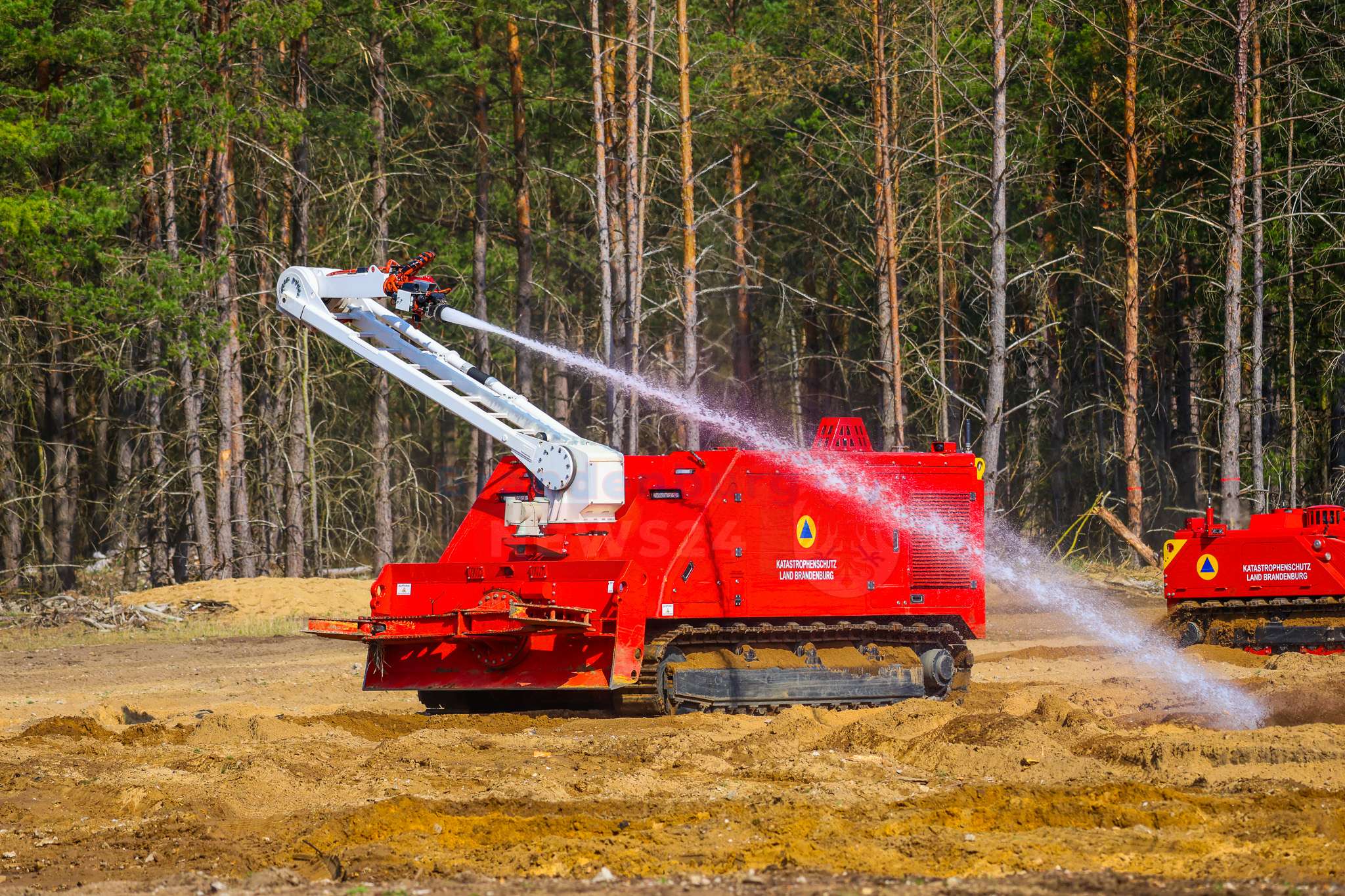 Großeinsatz bei Fiktiven Waldbrand in der Rüthnicker Heide: Über 850 Helfer aus 6 Landkreisen probten den Kampf gegen großen Waldbrand