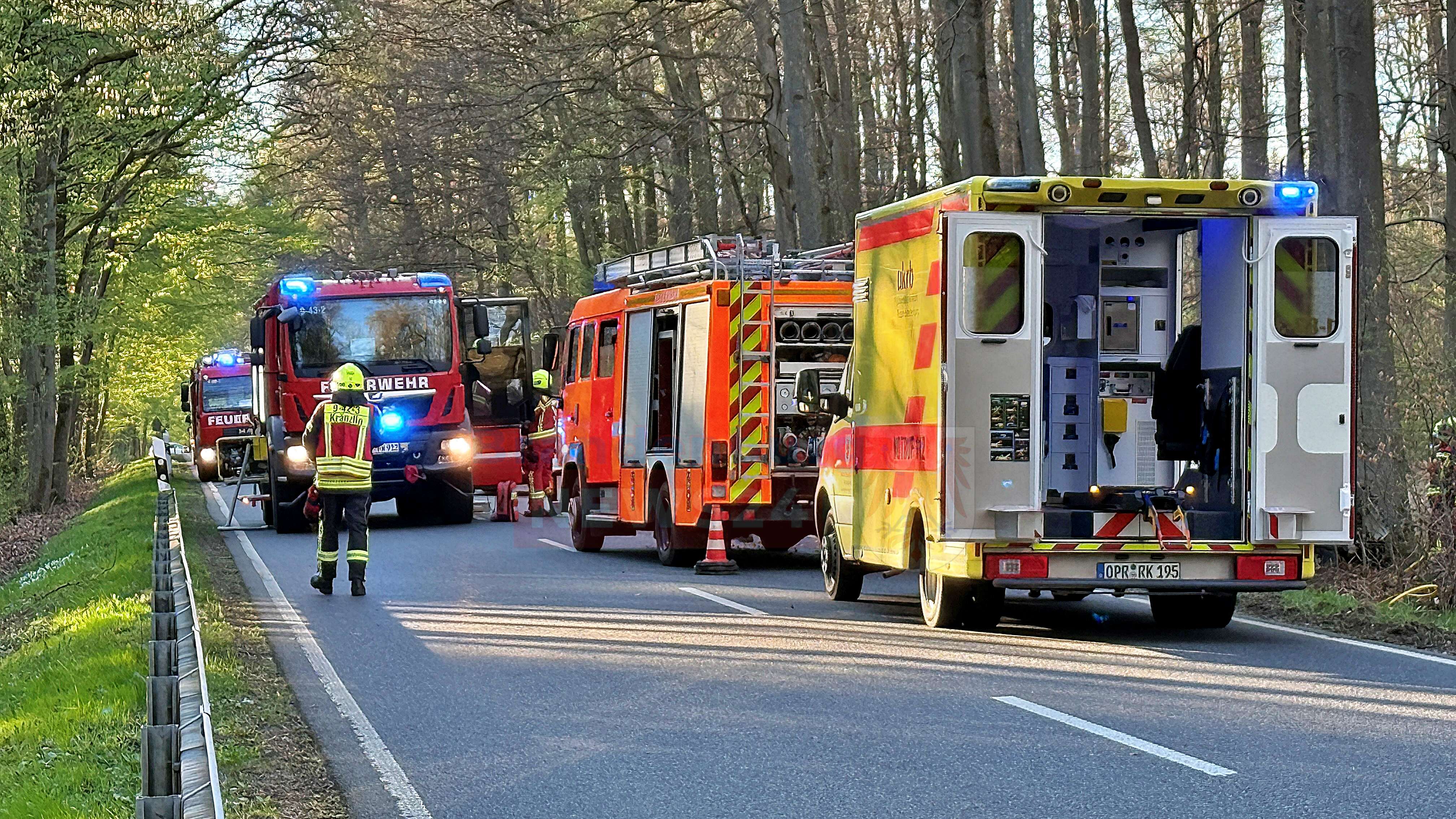 Tödlicher Unfall auf der L18 - Transporter-Fahrer stirbt nach Frontalcrash im Waldgebiet - LKW Blockiert nach mißglücktem Wendemanöver L18