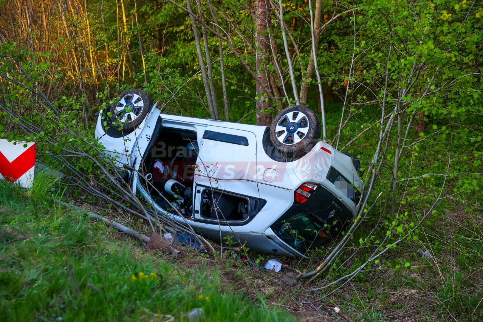 Mit zwei Promille am Steuer schwerer Überschlag auf Ortsverbindungsstraße Oranienburg - Leegebruch