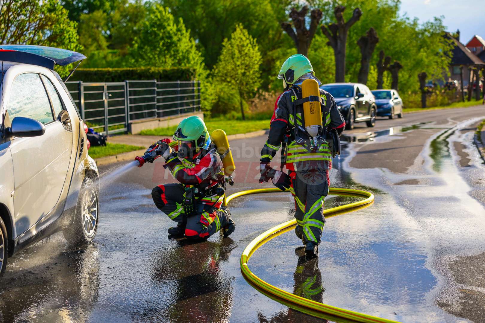 PKW gerät während der Fahrt in Brand – Anwohner greifen sofort ein