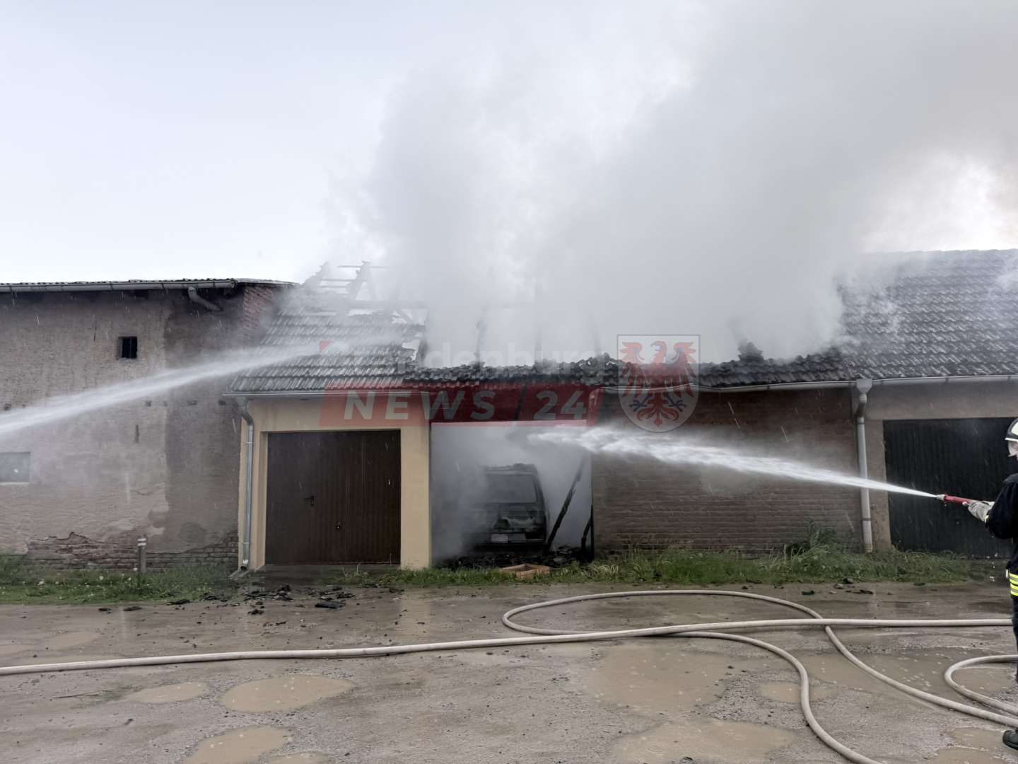 Fahrzeugbrand in Rheinsberg: VW Bulli löst Garagenfeuer am Herrentag aus