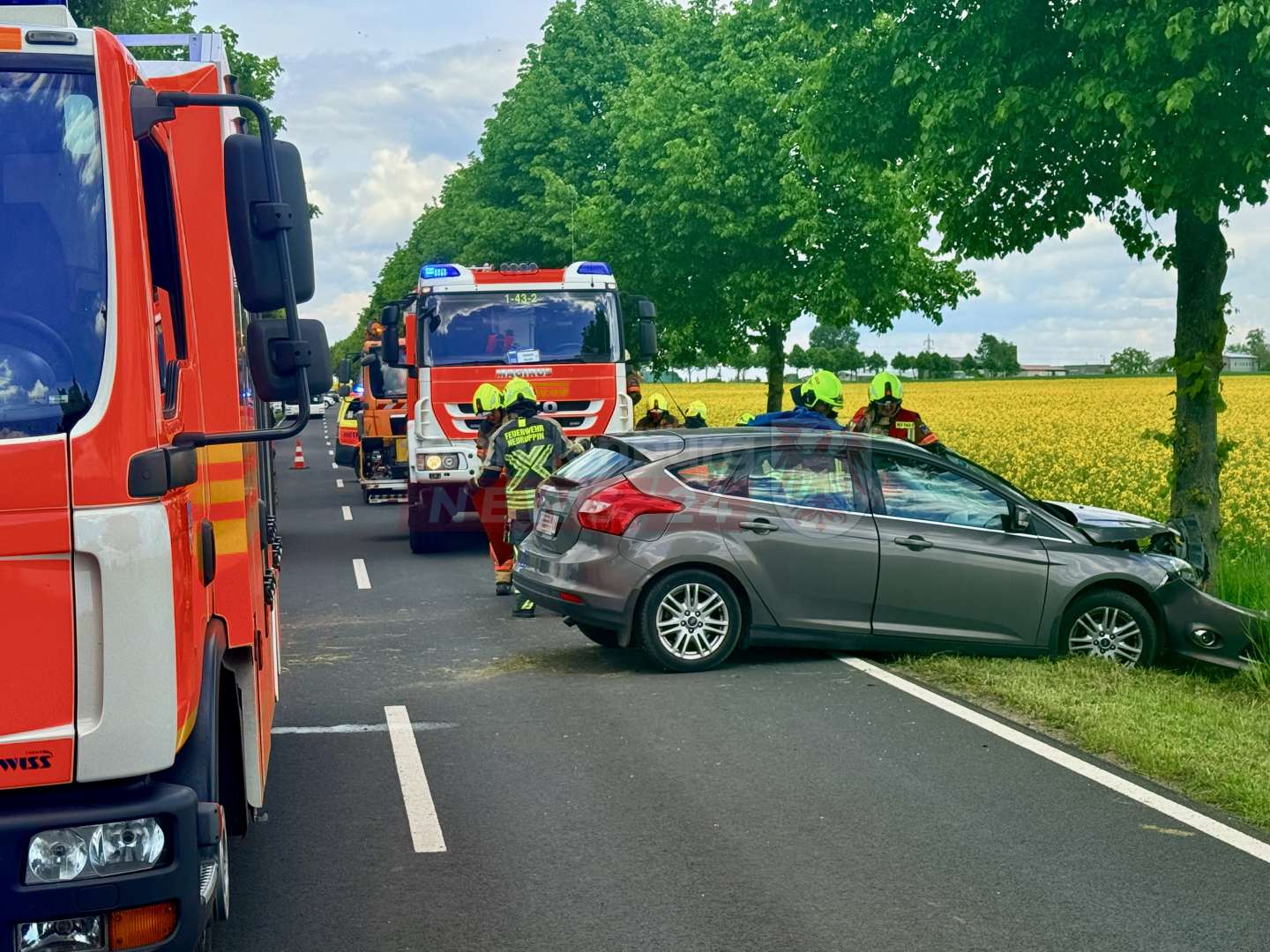 Schwerer Verkehrsunfall bei Neuruppin: 76-Jährige nach Frontalcrash gegen Baum aus Autowrack geschnitten