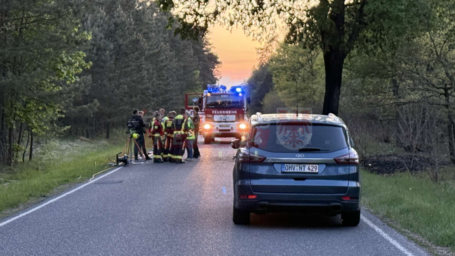 Tödlicher Verkehrsunfall auf der L15 bei Wittstock: Pkw brennt nach Baumkollision vollständig aus