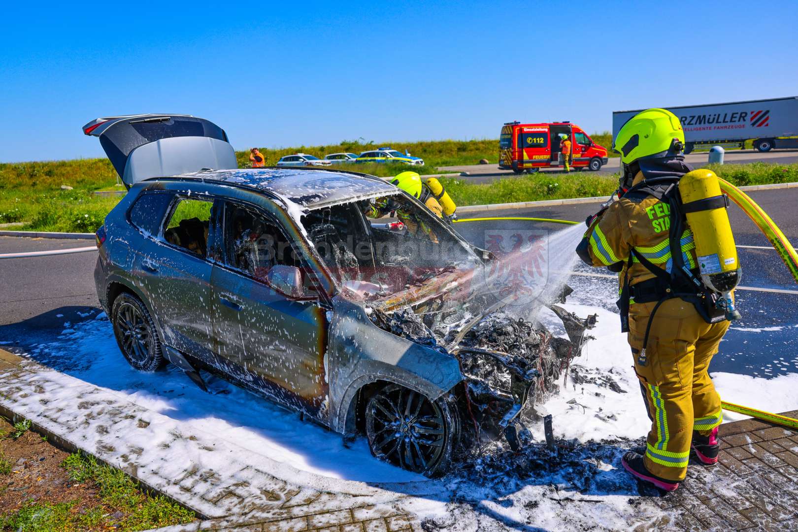 PKW-Brand auf Rastplatz Krämer Forst sorgt für Feuerwehreinsatz auf der A10