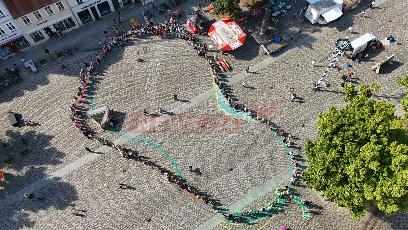 Rekord geknackt: 1.100 Menschen formen in Neuruppin die größte Birne der Welt