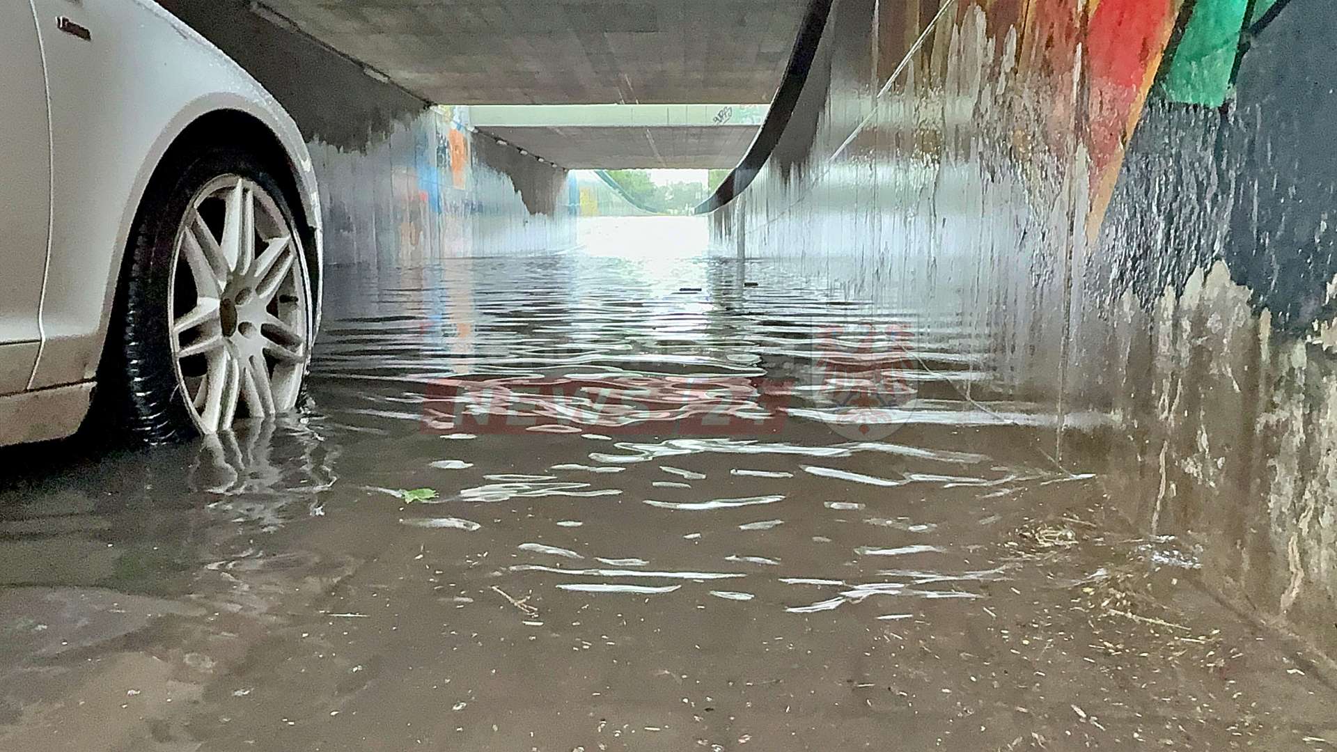 Wetter-Extrem in Neuruppin - Überflutete Straßen, Wasser im Rathaus und fliegende Zelte beim Streetfood-Festival