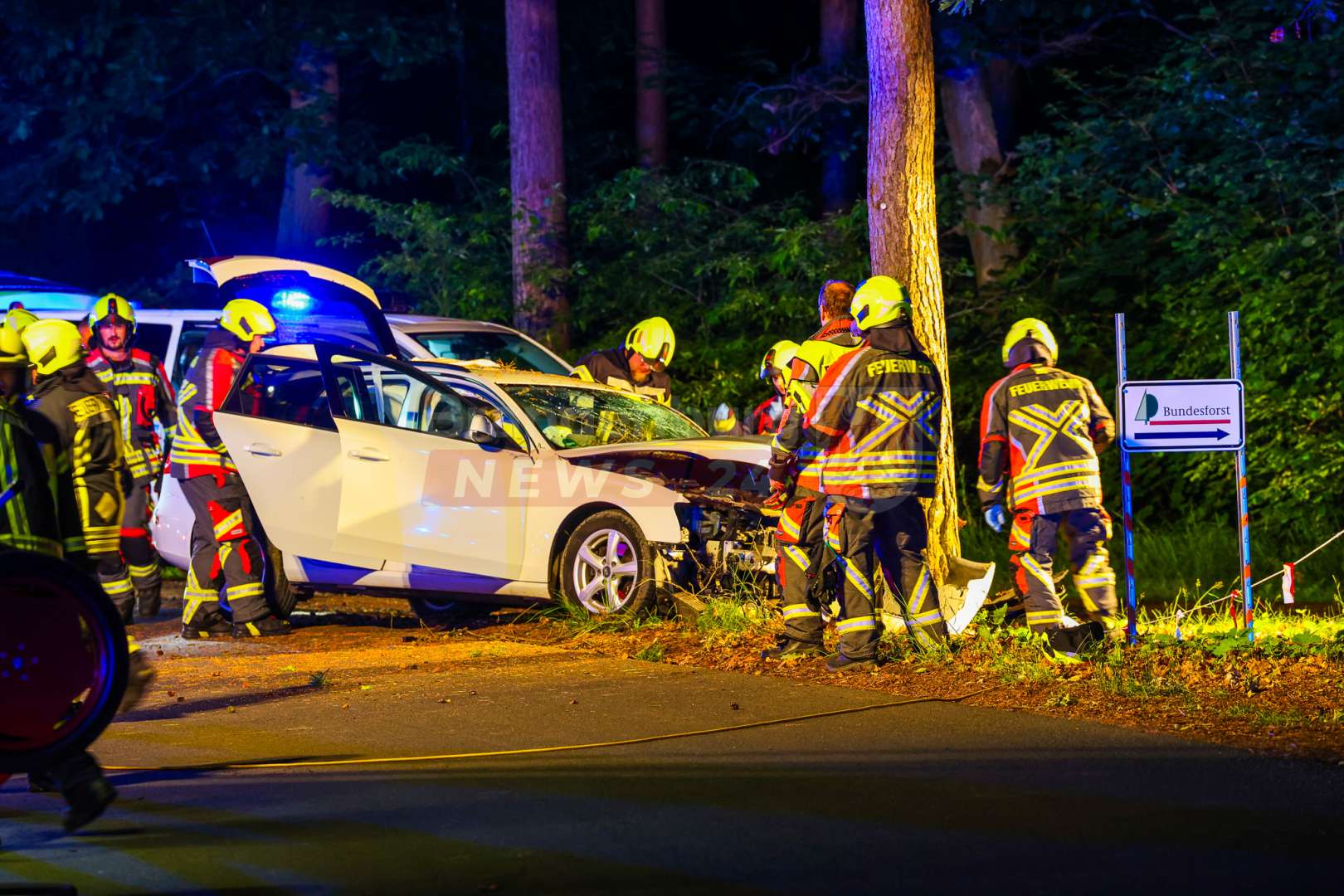 Betrunkener Autofahrer prallt in Lehnitz gegen Baum – Neunjähriges Kind nur leicht verletzt