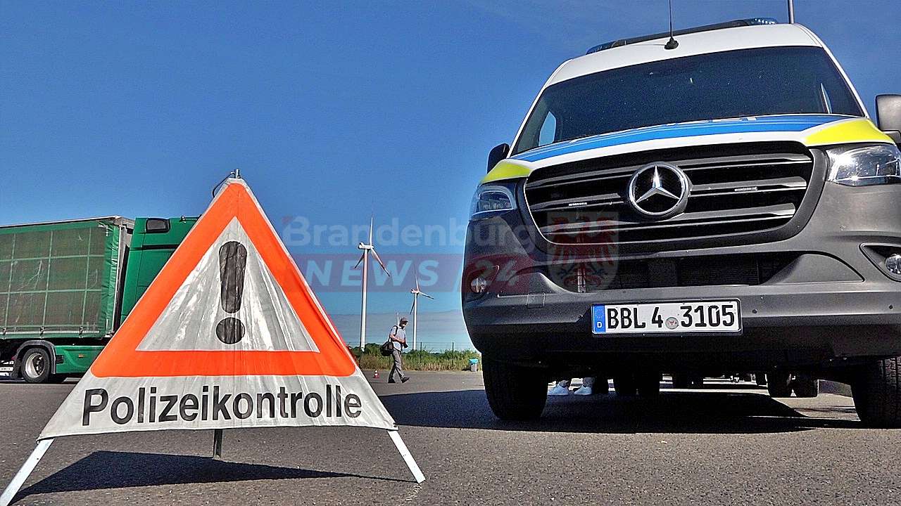 Großangelegte Schwerpunktkontrolle auf der A24 bei Neuruppin: Polizei nimmt Viehtransporter ins Visier