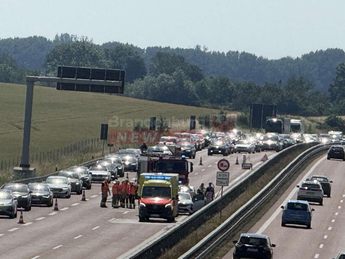 Drei Fahrzeuge kollidieren auf der A24 bei Neuruppin – Stau, aber keine Verletzten