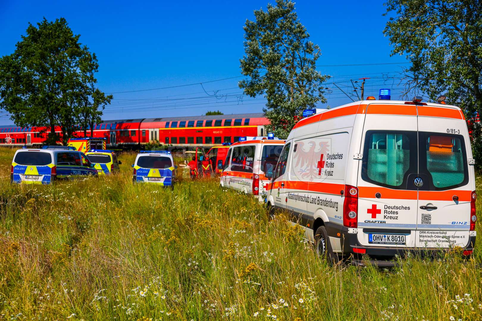 Regionalzug mit rund 300 Fahrgästen bleibt bei 41 Grad auf freier Strecke liegen – Anwohner versorgen Passagiere mit Wasser Großaufgebot an Einsatzkräfte