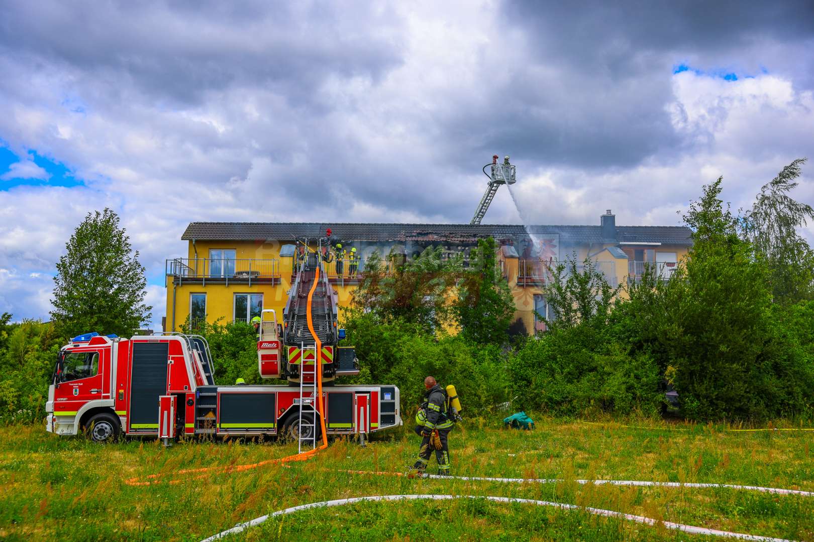Dachstuhlbrand in Hennigsdorf: Feuerwehr verhindert Übergreifen auf gesamtes Reihenhaus – Ein Feuerwehrmann verletzt