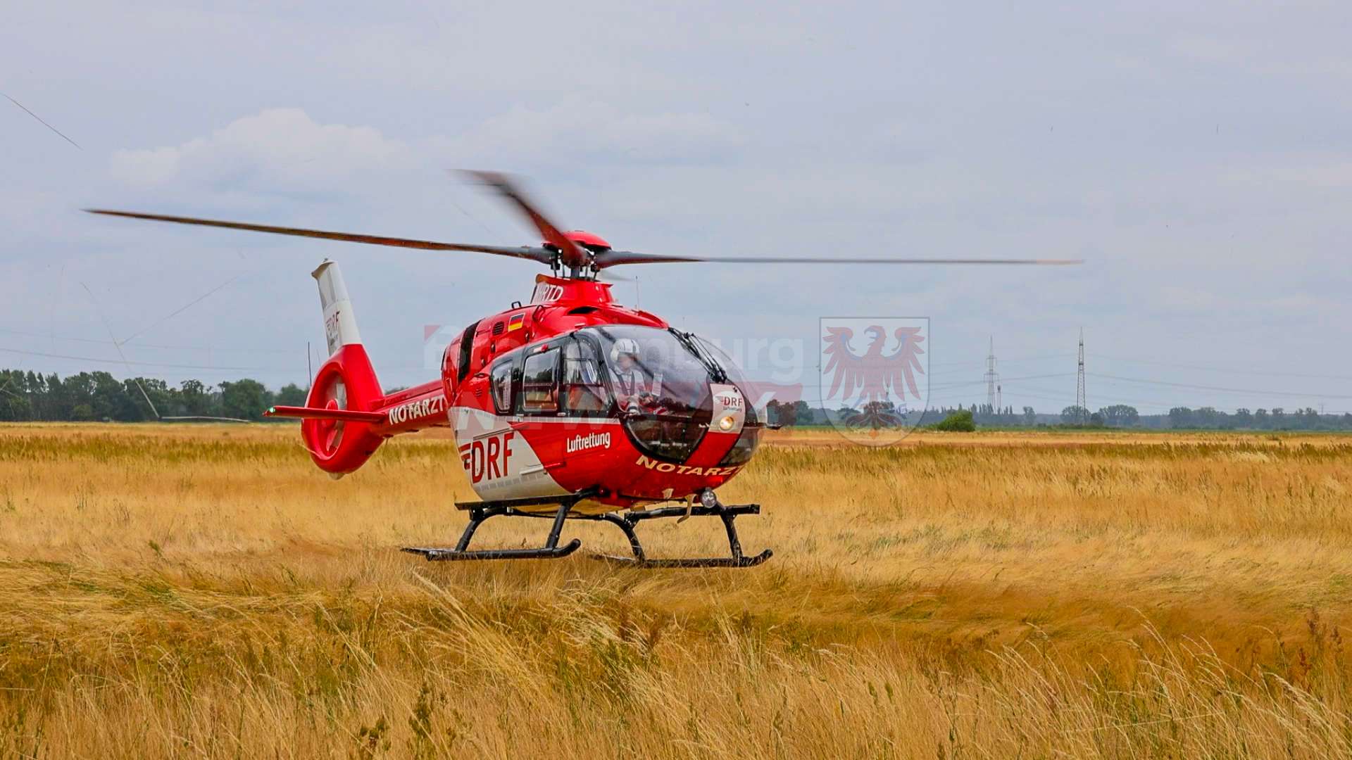 Pkw prallt gegen Baum – Feuerwehr rettet schwer verletzte Person, Rettungshubschrauber im Einsatz