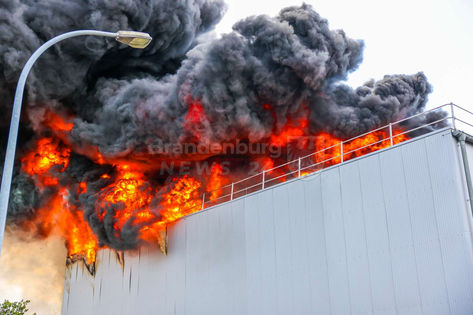 Großbrand zerstört Lagerhalle im Oranienburger Gewerbegebiet – Millionenschaden und stundenlanger Feuerwehreinsatz
